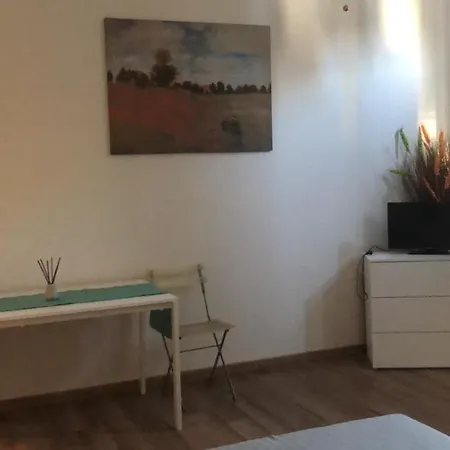 Monolocale Arredato Con Una Camera Apartment Parma