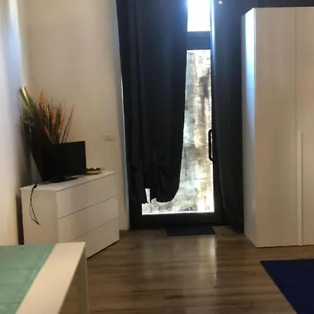 Apartamento Monolocale Arredato Con Una Camera